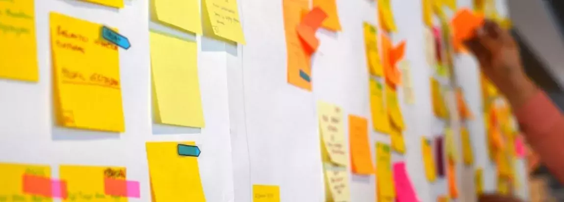 post it collés sur un tableau