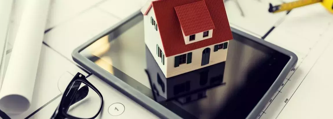 tablette et maison et lunettes immobilier