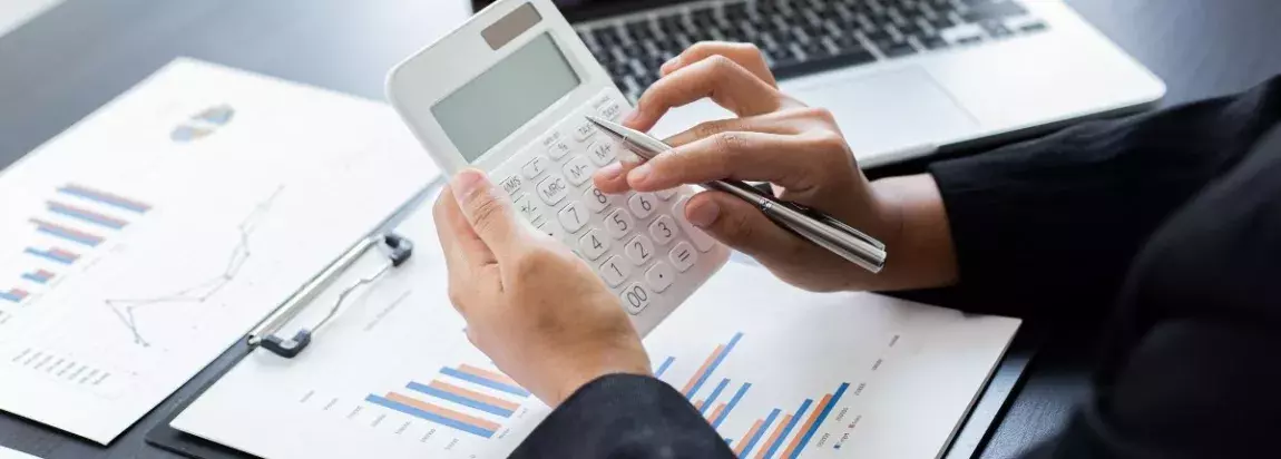 personne en train de calculer feuilles avec des graphiques