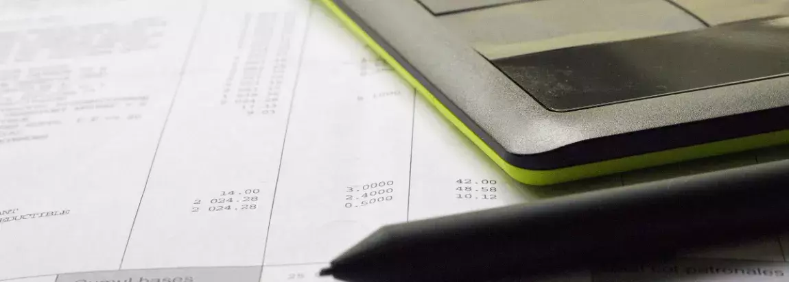 fiche de paie crayon et calculatrice
