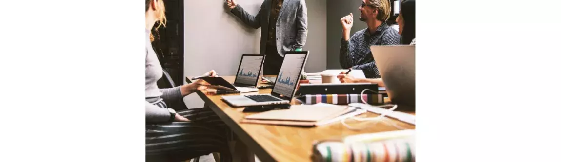 bureau avec une personne qui présente au tableau